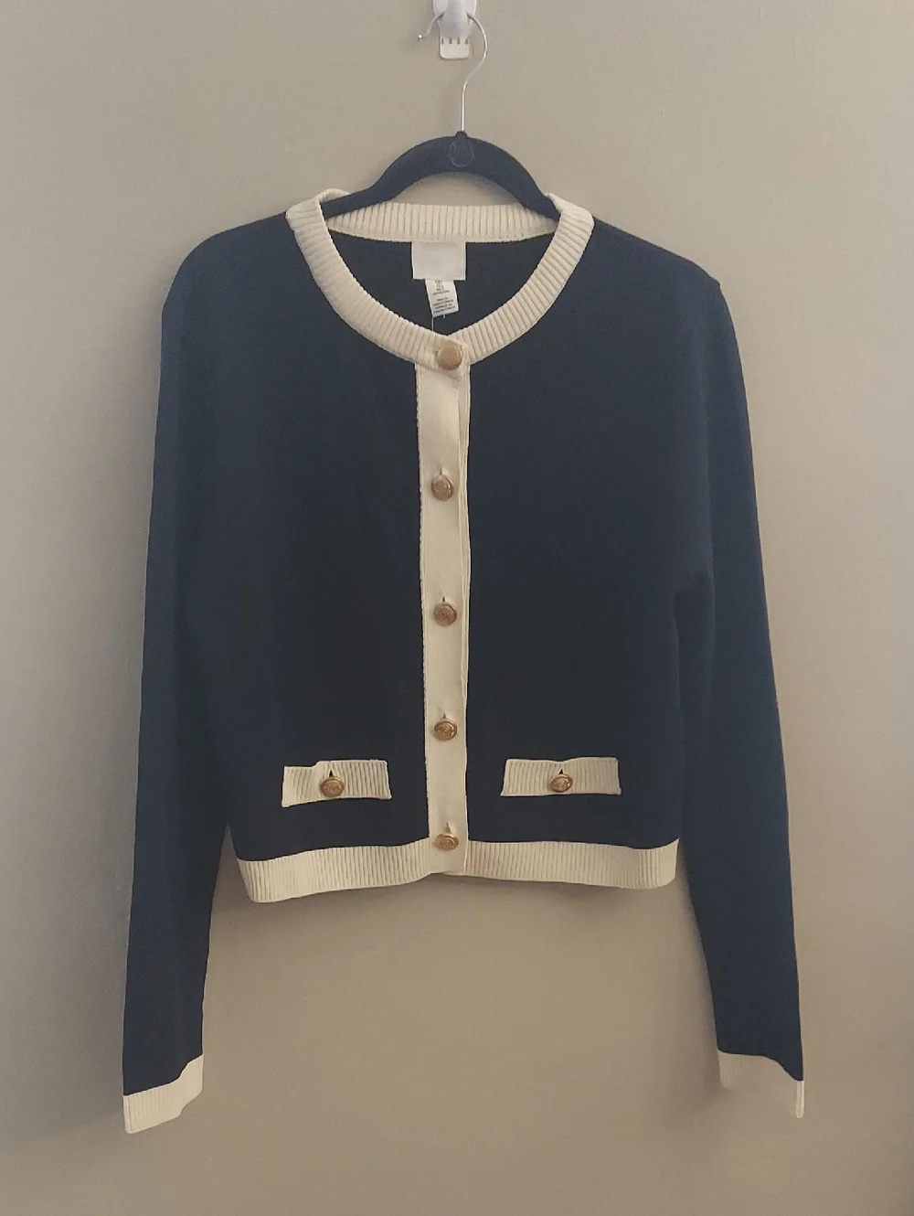 H&M Black and Cream Fine Knit Long Sleeve Crop Sweater With Gold Buttons New L - Picture 3 of 10